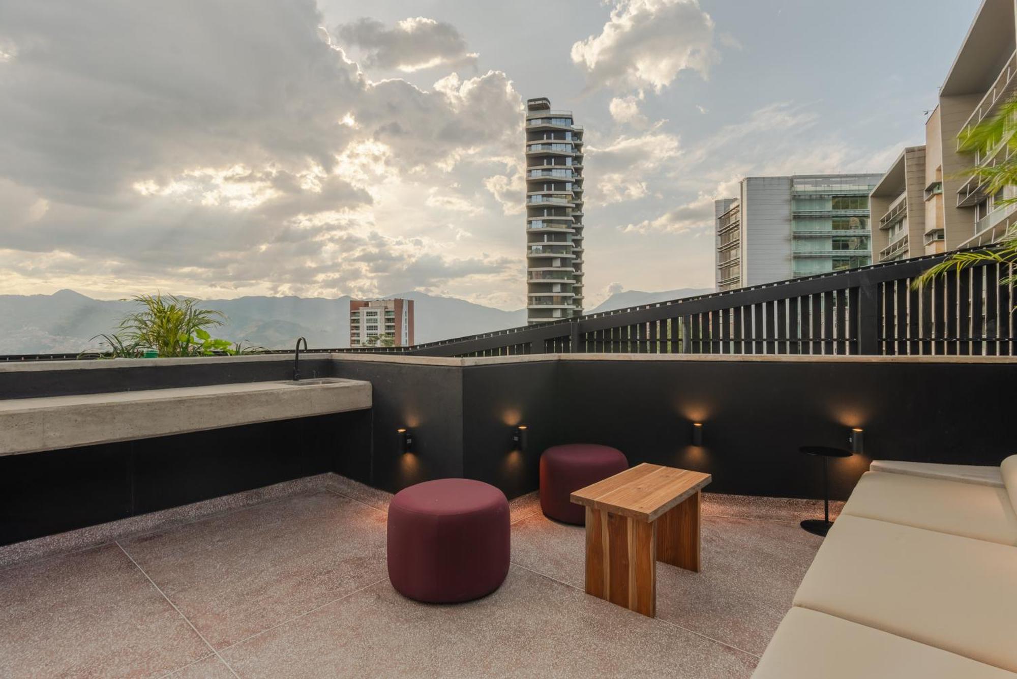 Apartment Patito Feo - Poblado Medellin Bagian luar foto